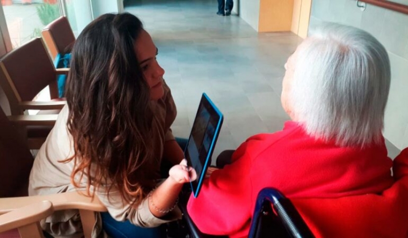 Seniors en Red cede tablets a los mayores de sus residencias colaboradoras